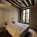 Boutique De La Place Des Vosges Paris