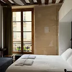 Boutique De La Place Des Vosges 3*