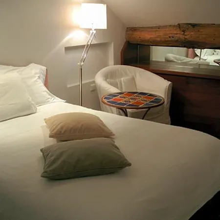 Boutique De La Place Des Vosges 3*