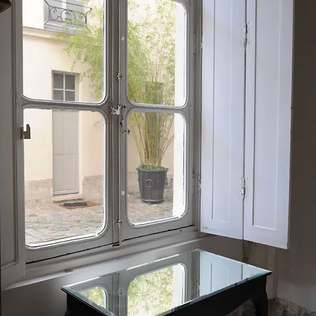 Boutique De La Place Des Vosges 3*