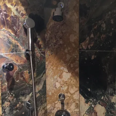 Boutique De La Place Des Vosges