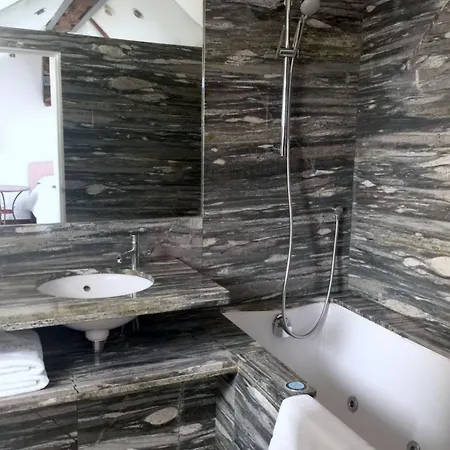 Boutique De La Place Des Vosges