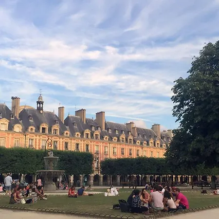 Boutique De La Place Des Vosges 3*