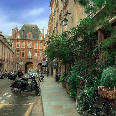 Boutique De La Place Des Vosges 파리