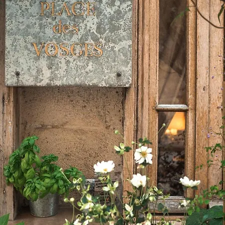 Boutique De La Place Des Vosges
