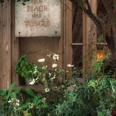 Boutique De La Place Des Vosges