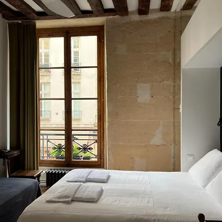 Boutique De La Place Des Vosges 3*
