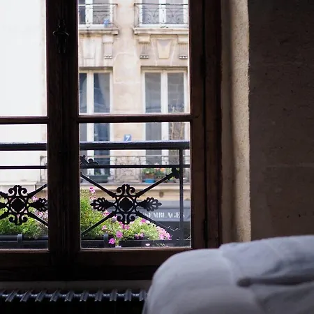 Boutique De La Place Des Vosges 3*