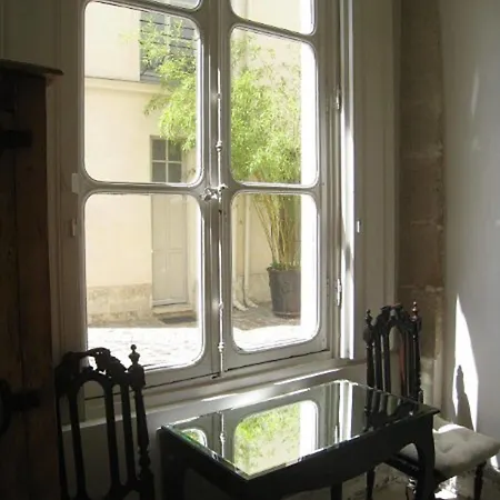 Boutique De La Place Des Vosges