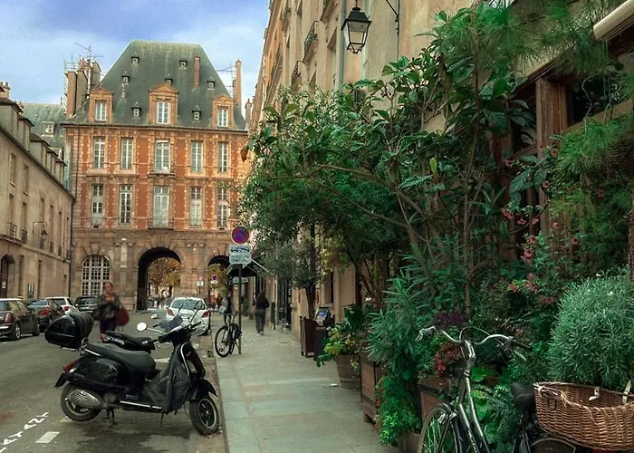 Boutique De La Place Des Vosges Paris