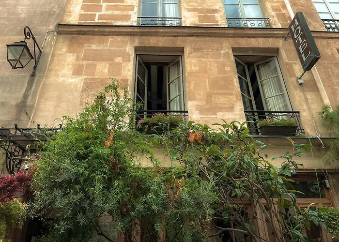 Boutique De La Place Des Vosges 3*