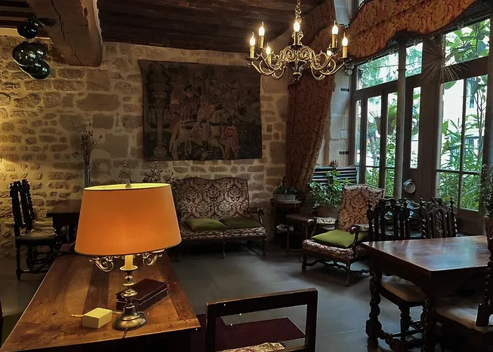 Boutique De La Place Des Vosges