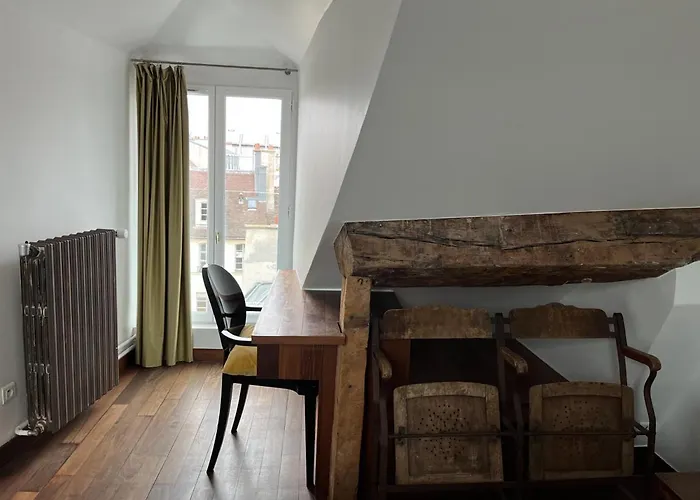 Boutique De La Place Des Vosges 3*