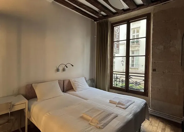 Boutique De La Place Des Vosges Paris
