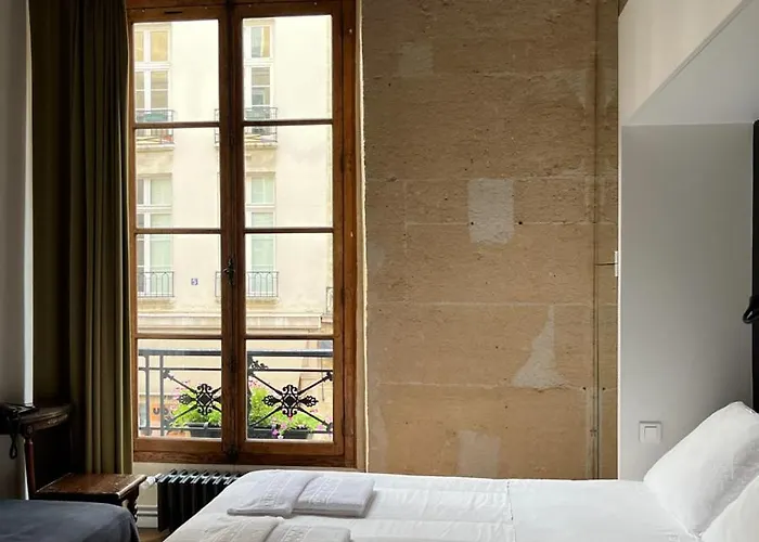 Boutique De La Place Des Vosges 3*
