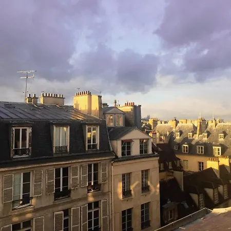 Boutique De La Place Des Vosges